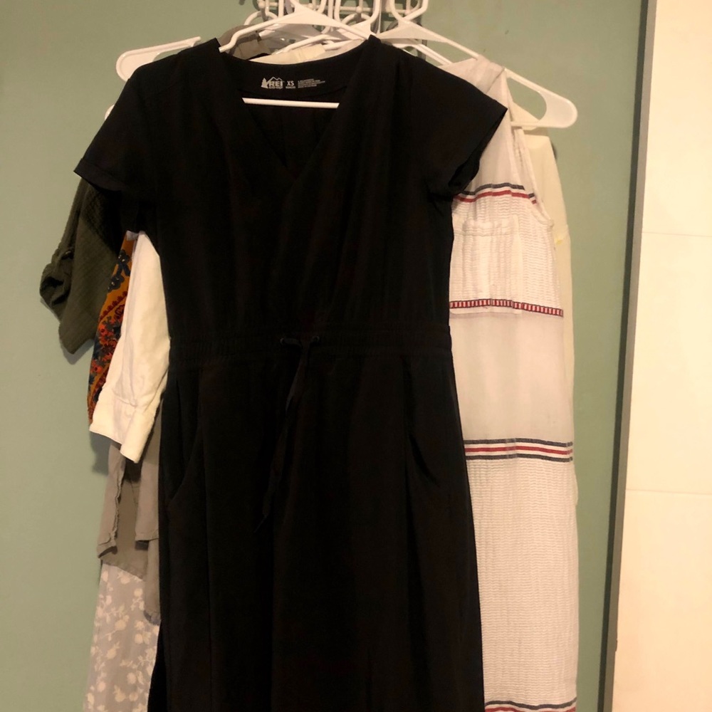 REI short black dress